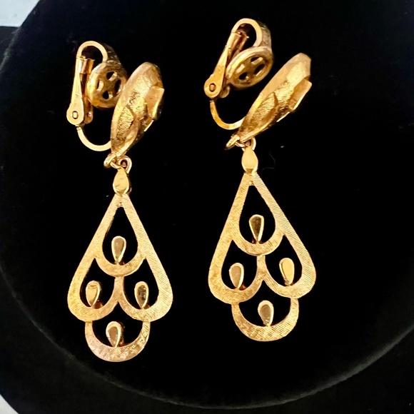 Vintage Crown Trifari gold tone Clip On Dangle Earrings - Picture 1 of 6